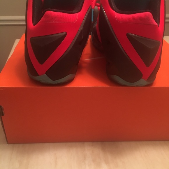 Like new Lebron sneakers - Picture 3 of 4